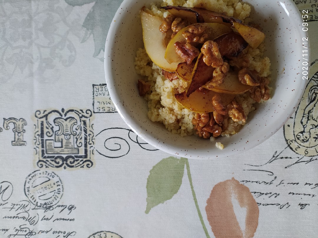 Каша пшенная с грушей и орехами