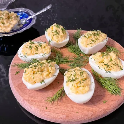 Яйца, фаршированные сыром и чесноком
