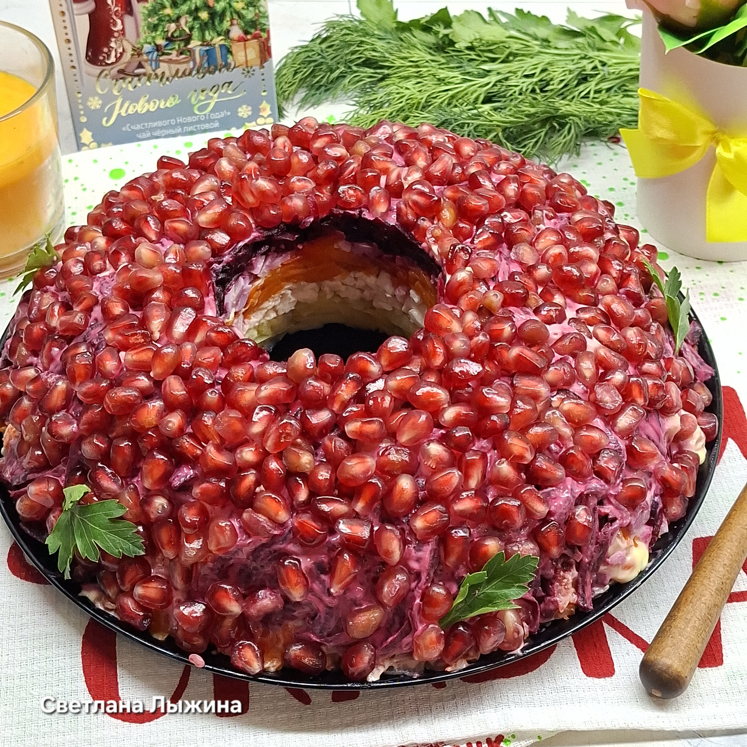 Салат "Гранатовый браслет" с копченой курицей