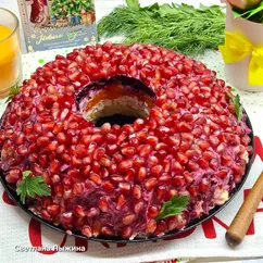 Салат "Гранатовый браслет" с копченой курицей