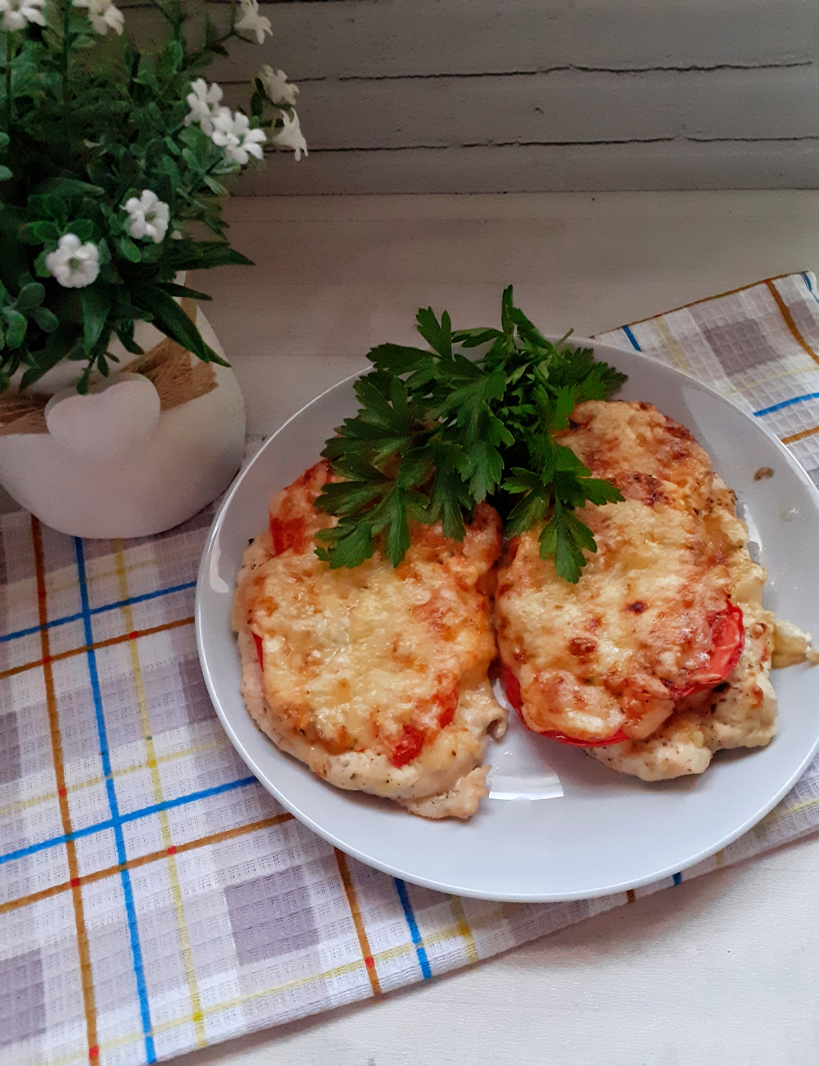 Куриные отбивные с сыром и помидорами