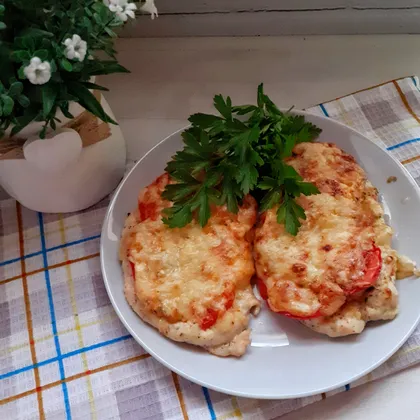 Куриные отбивные с сыром и помидорами