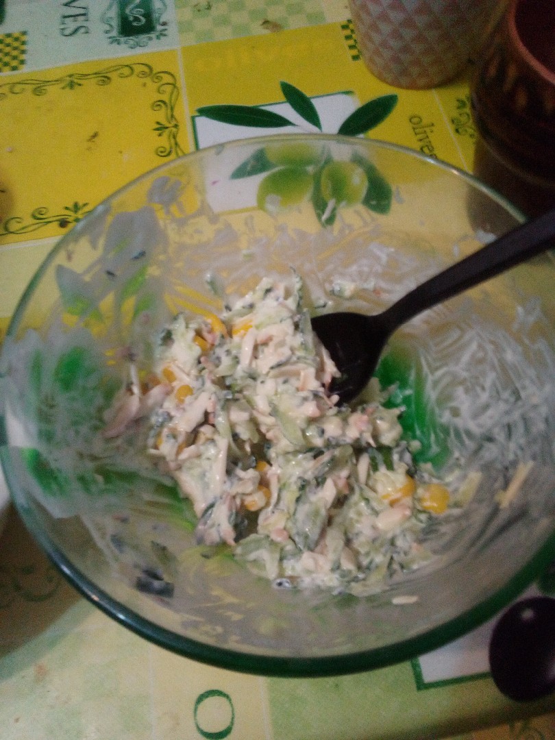 Салат с огурцом и кукурузой
