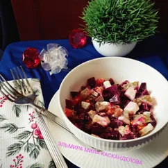 Салат из свеклы, маринованного огурца и творожного сыра