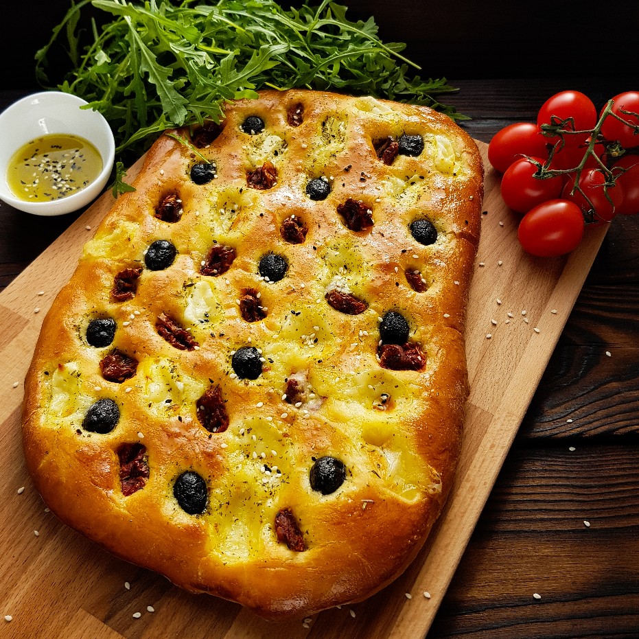 Фокачча с оливками, сыром и вялеными томатами
