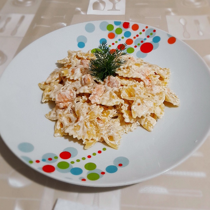 Farfalle al salmone con panna (Паста с лососем и сливками)