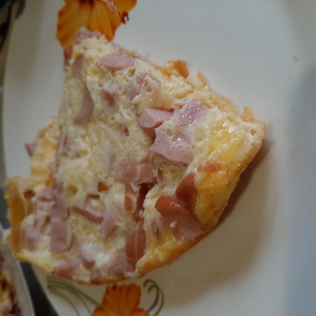 Омлет с колбасой и сыром