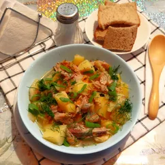 Картофель, тушëный с курицей и грибами 