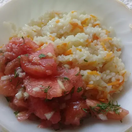 Рисово-морковная каша с салатом