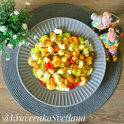 Салат с морским коктейлем и овощами