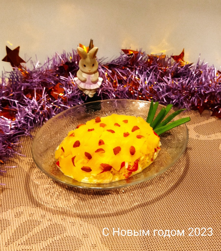 Куриный салат с ананасами и красным перцем новогодний