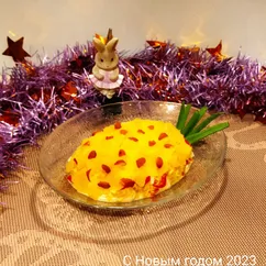 Куриный салат с ананасами и красным перцем новогодний