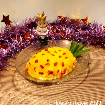 Куриный салат с ананасами и красным перцем новогодний