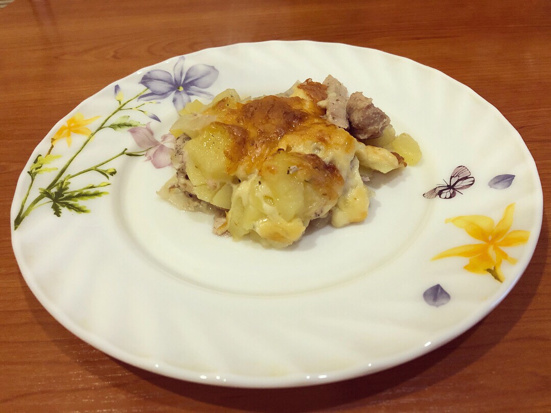 Запеканка с курицей, картошкой и сыром в духовке: рецепт - Лайфхакер