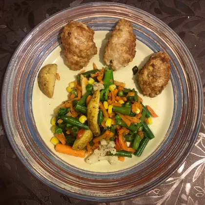 Тушеные овощи с куриными наггетсами