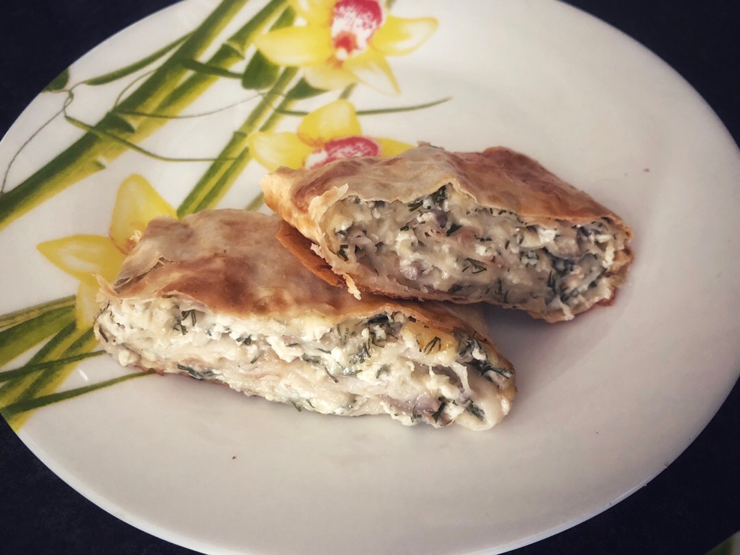 Вкусный рулет из лаваша с творожно-сырной начинкой зеленью и грибами