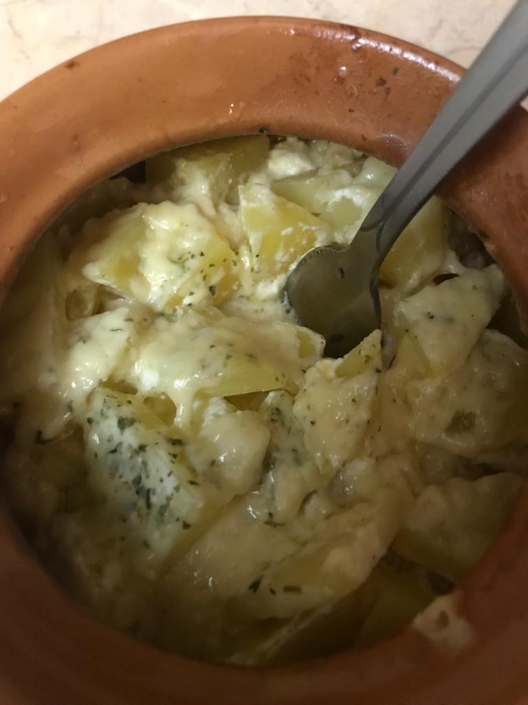 Курица с картошкой, капустой и перцем в горшочках