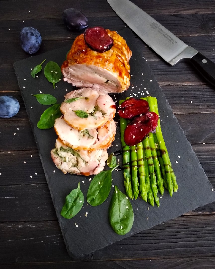 Рулет из свинины с аспарагусом и пряной зеленью в сливовом соусе