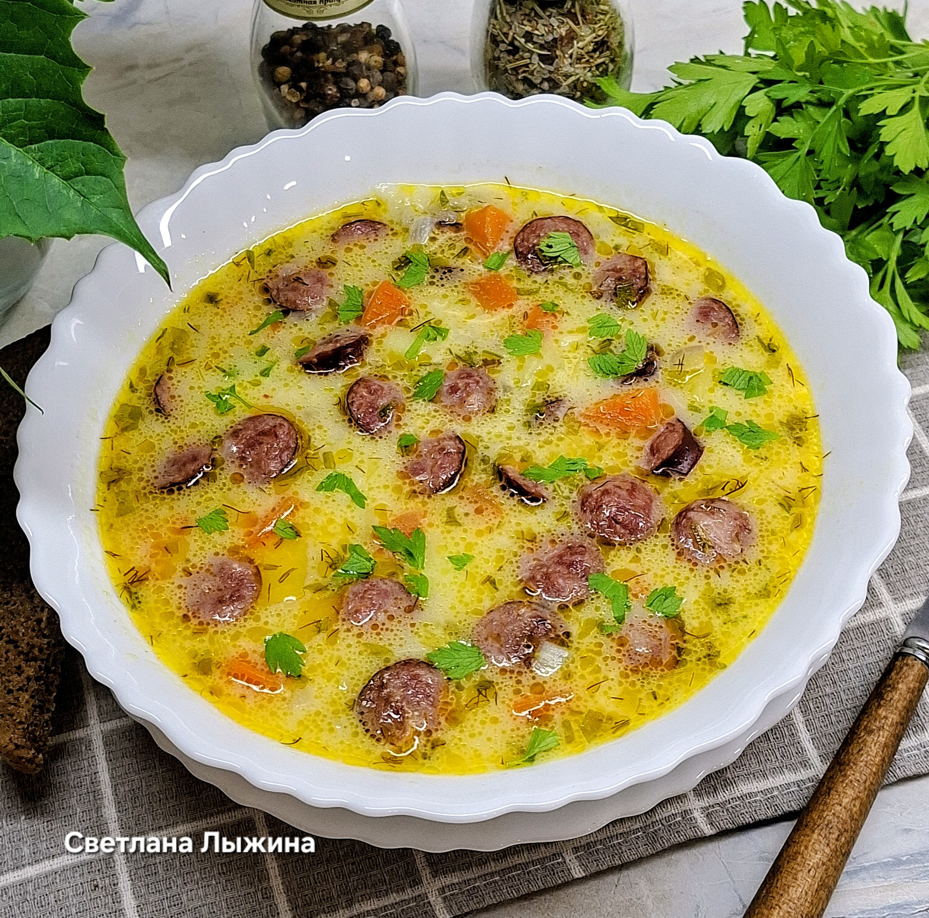 Сливочный суп с охотничьими колбасками