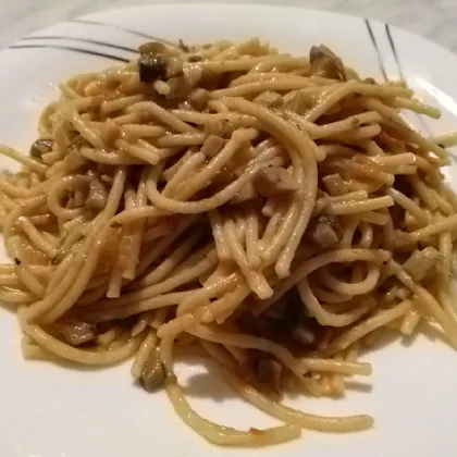 Спагетти с грибами и помидором
