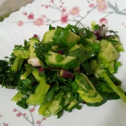 Зелёный салат со свекольной ботвой