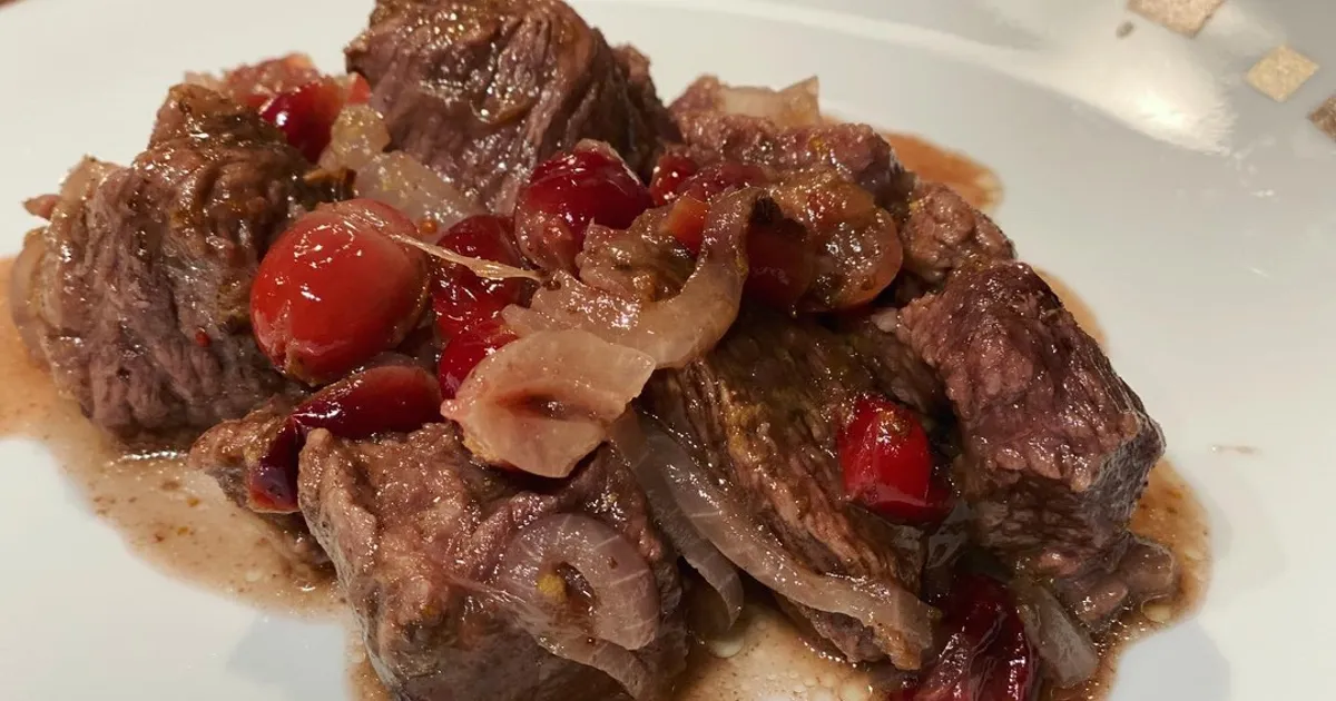 говядина под шапкой. мясо по-боярски в духовке. мясо по-капитански в духовке. курица по французски. говядина под шапкой.