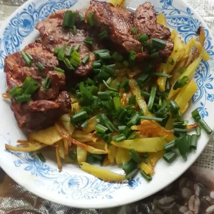 Мясо на сковороде с гарниром из картошки