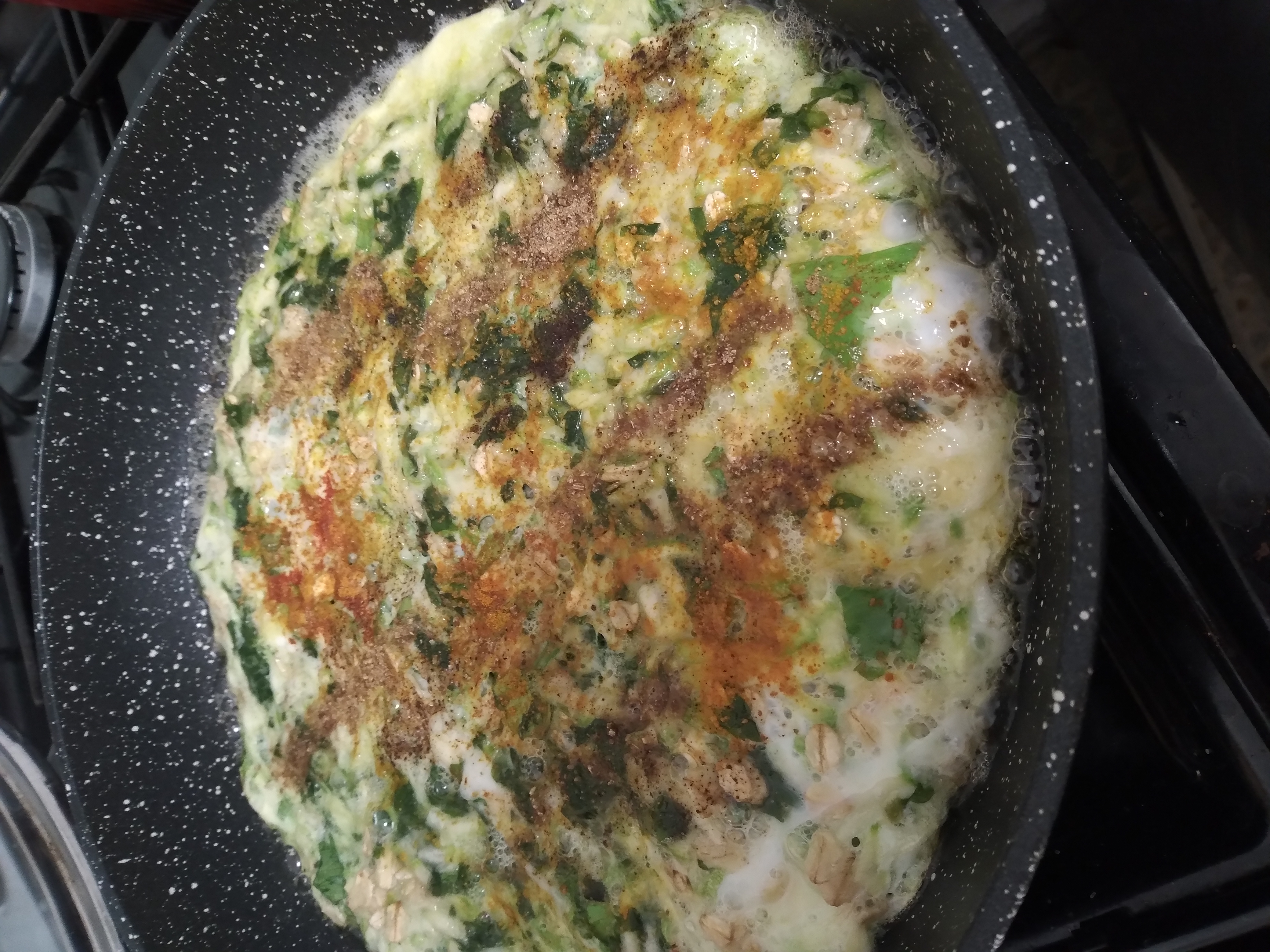 Овсяный блин с зеленью и кабачком