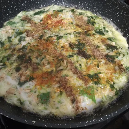 Овсяный блин с зеленью и кабачком