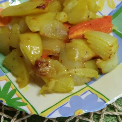 Запеченый картофель с луком и морковью