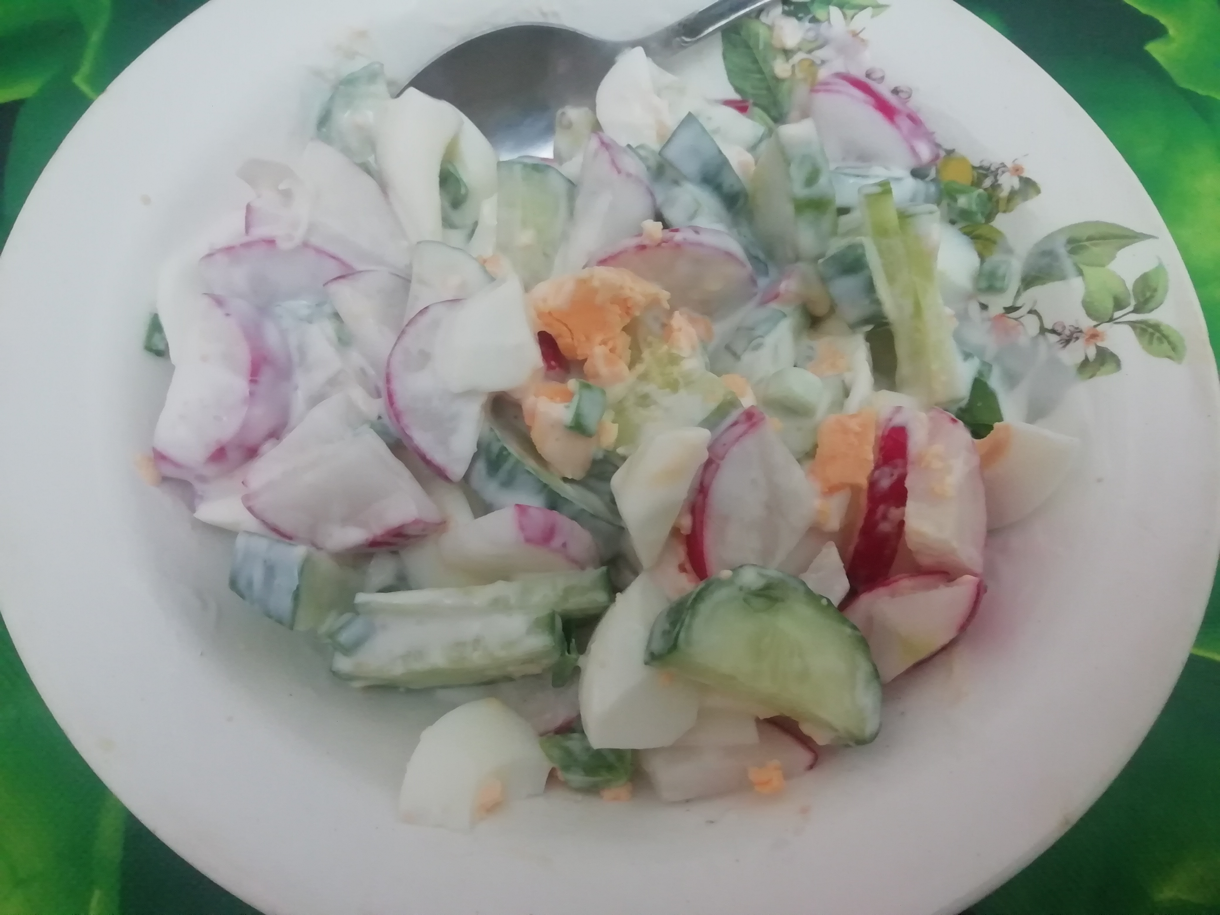 Салат с огурцом, редисом и яйцом