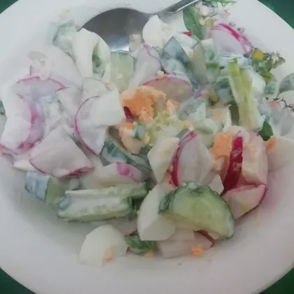 Салат с огурцом, редисом и яйцом