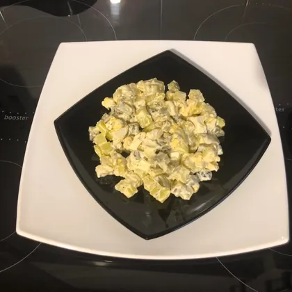 Салат с маринованными огурцами и картофелем