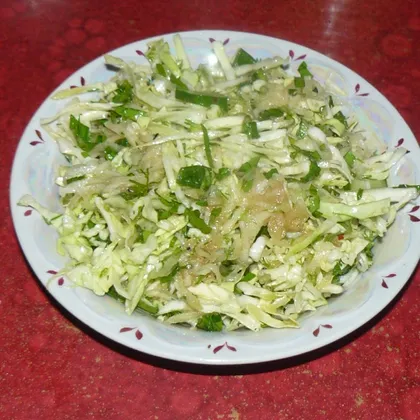 Салат из двух видов молодой капусты