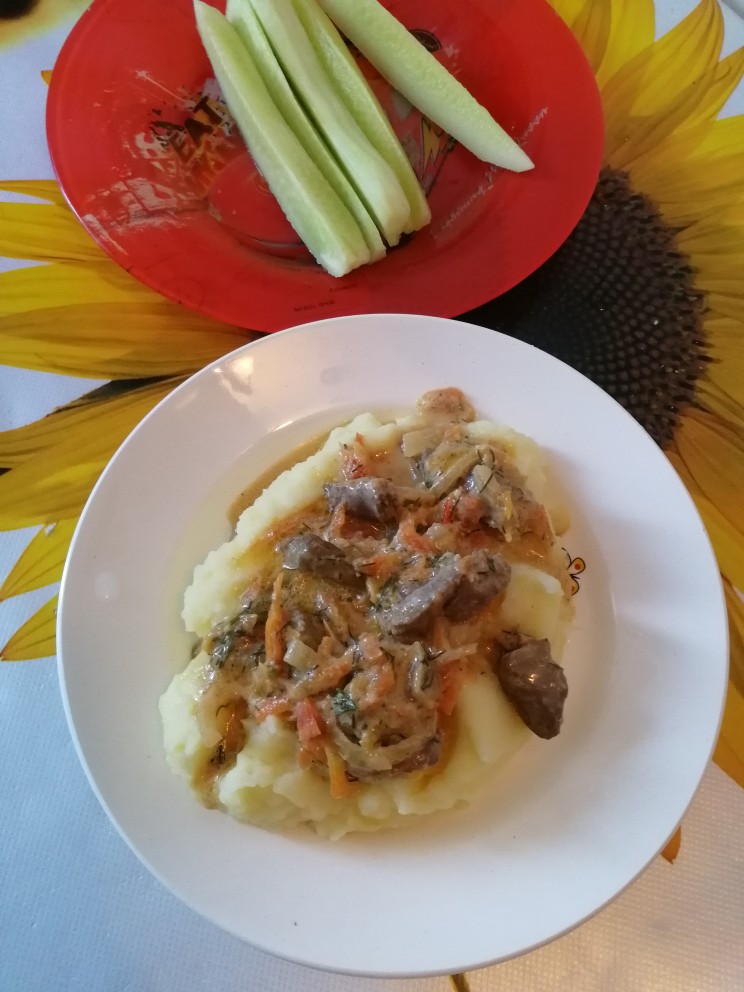 Куриные сердечки в сметанно сырном соусе