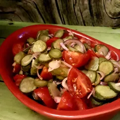 Салат с помидорами и малосольными огурцами 🥗🍞