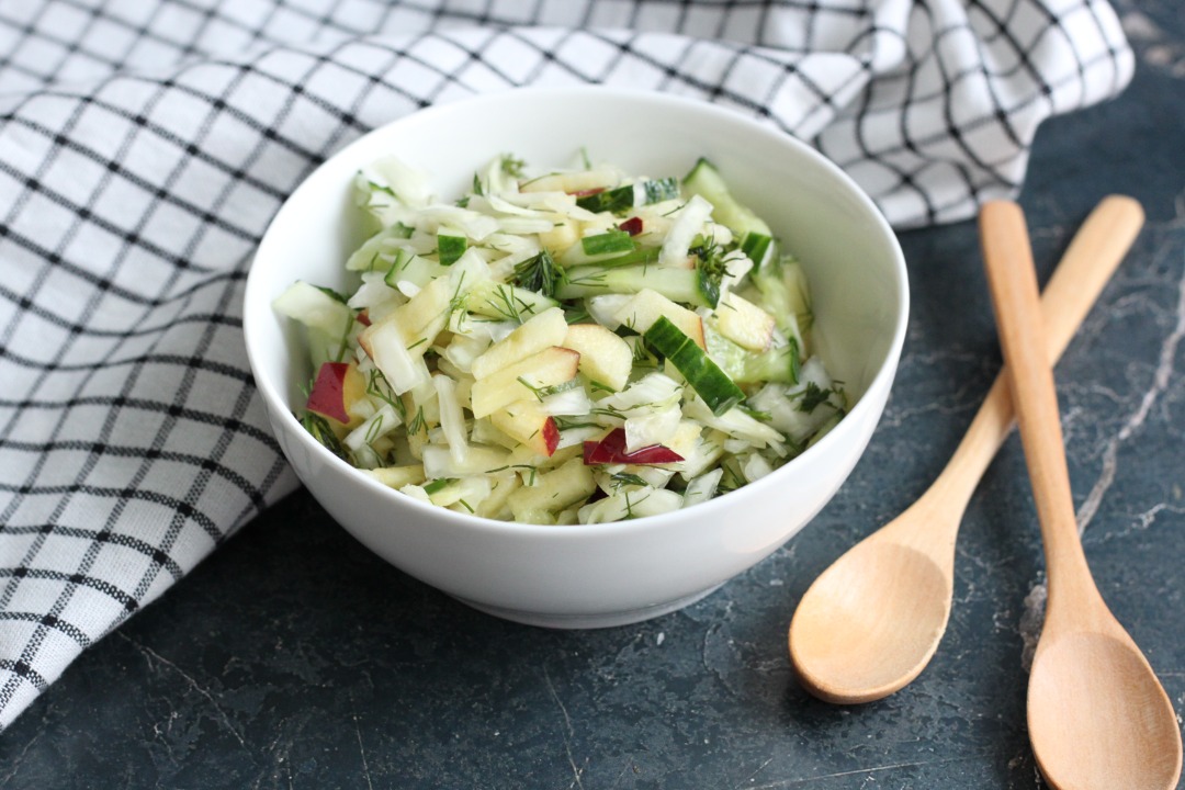 Легкий салат с капустой и яблоком
