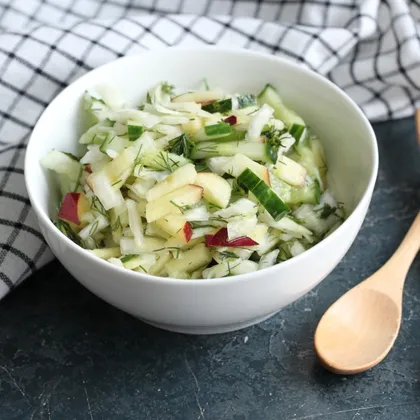 Легкий салат с капустой и яблоком