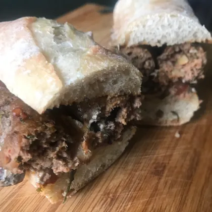 Сэндвич с пикантной мясной колбаской и грибами