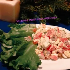 Крабовый салат с помидорами и сыром на новогодний стол 