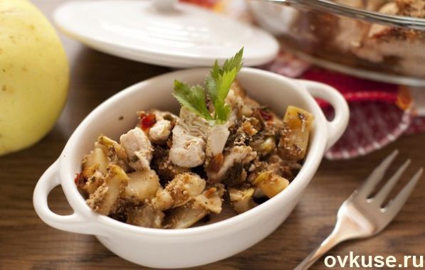 Куриное филе с яблоками под хрустящей корочкой