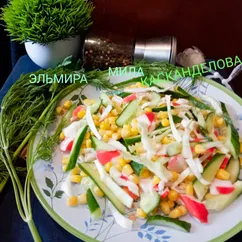 Салат с крабовыми палочками, белокочанной капустой, кукурузой и огурцом
