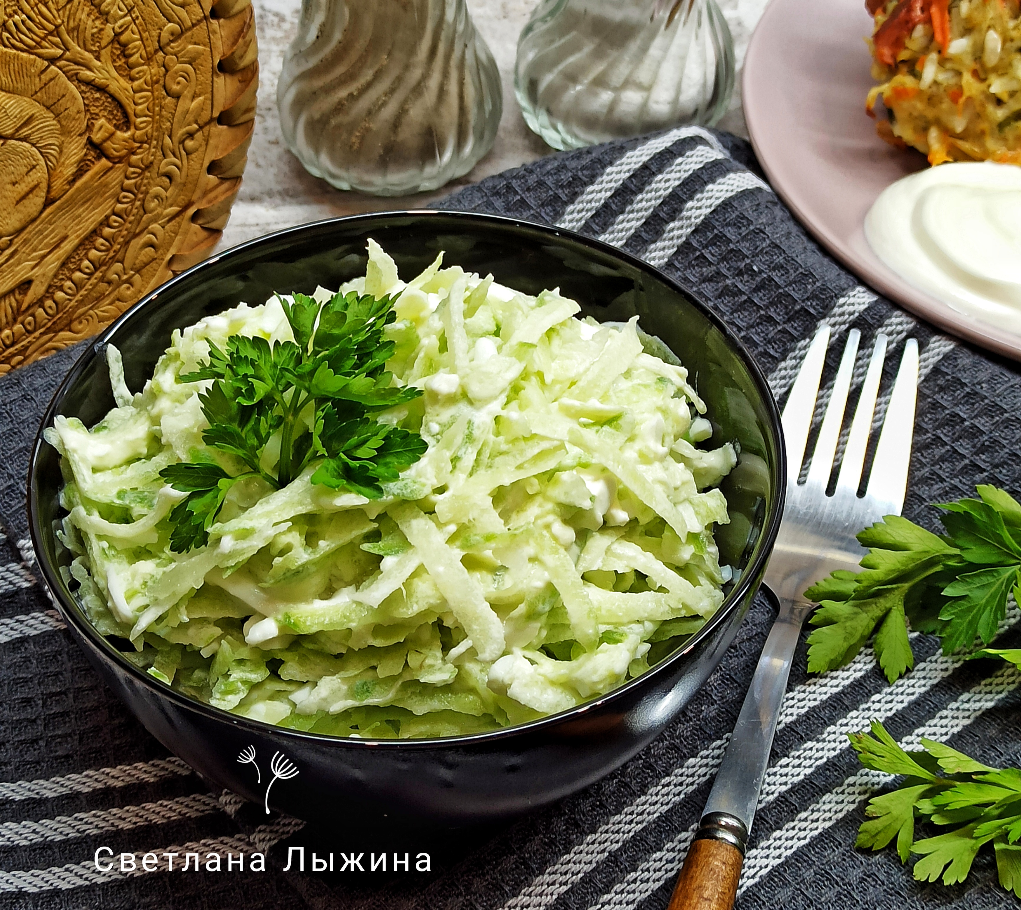 Салат из зелёной редьки с яйцами  