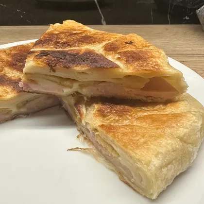 Пирог на сковороде с ветчиной и сыром 