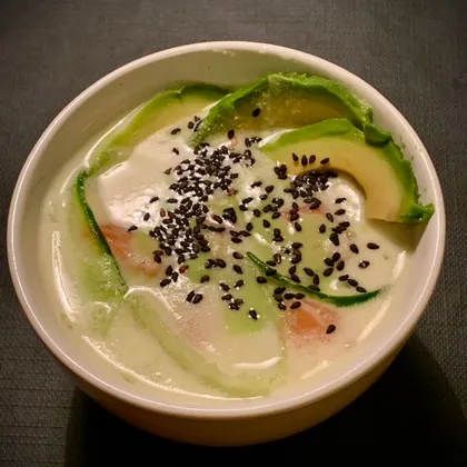 Суши - суп с лососем и авокадо