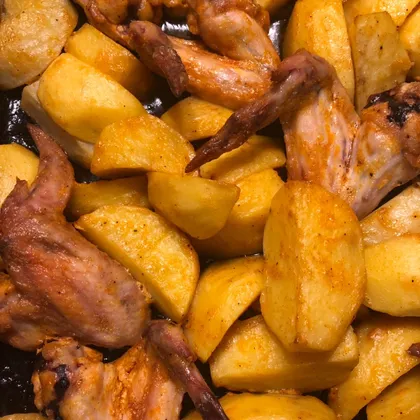 Куриные крылья с картофелем в духовке