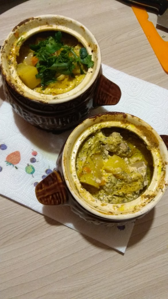 Жаркое со свининой в горшочке