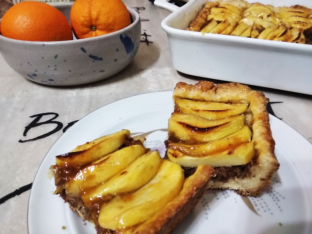 Американский яблочный пирог с ореховым топпингом