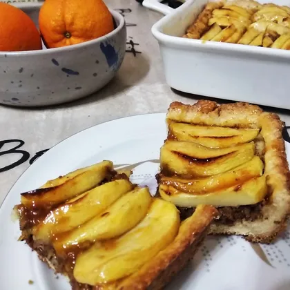 Яблочный пирог с корицей и орехами