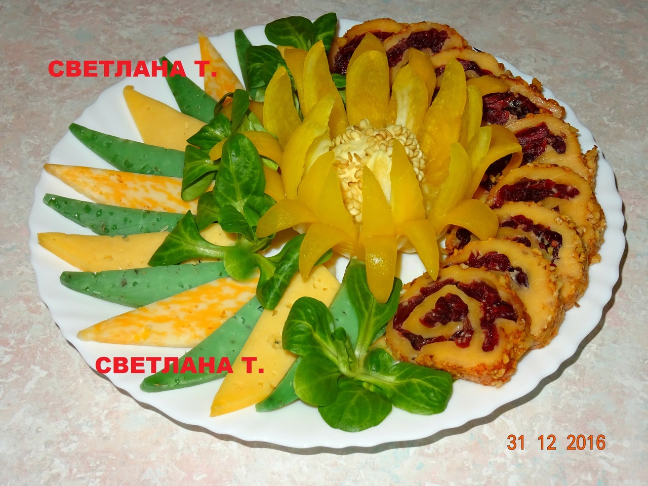 Сырный рулет с вяленой клюквой